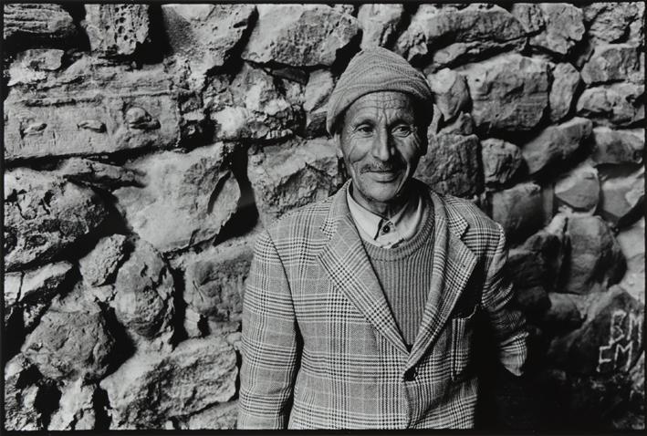 Retrato de hombre ante muro de piedra. Marruecos