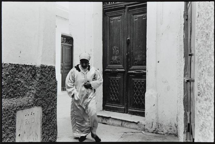 Hombre caminando por la calle. Marruecos