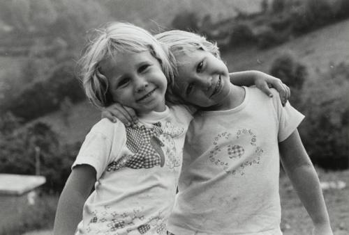 Retrato de dos niñas en el campos