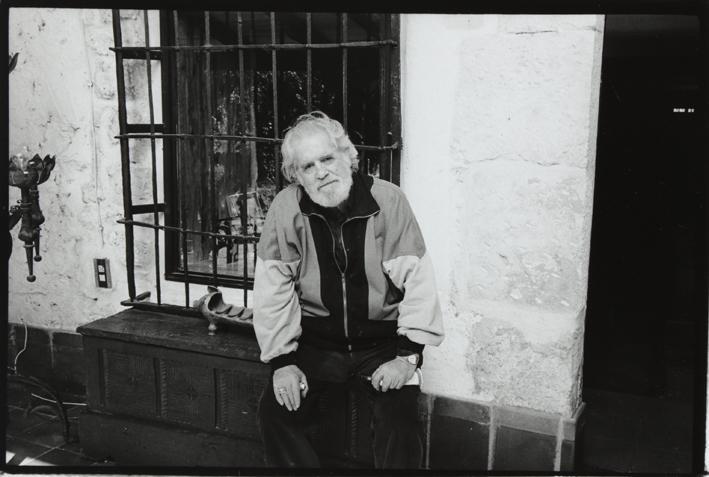 Retrato de hombre junto a una ventana