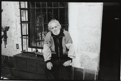 Retrato de hombre junto a una ventana