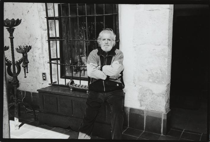 Retrato de hombre junto a una ventana