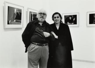 Rafael Sanz Lobato con una mujer en una exposición de sus retratos