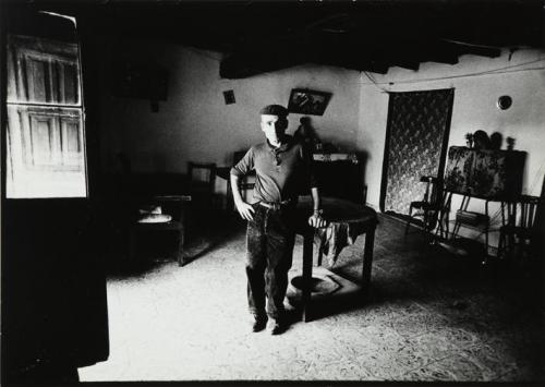 Hombre con boina en el salón de una casa de pueblo Objetos –