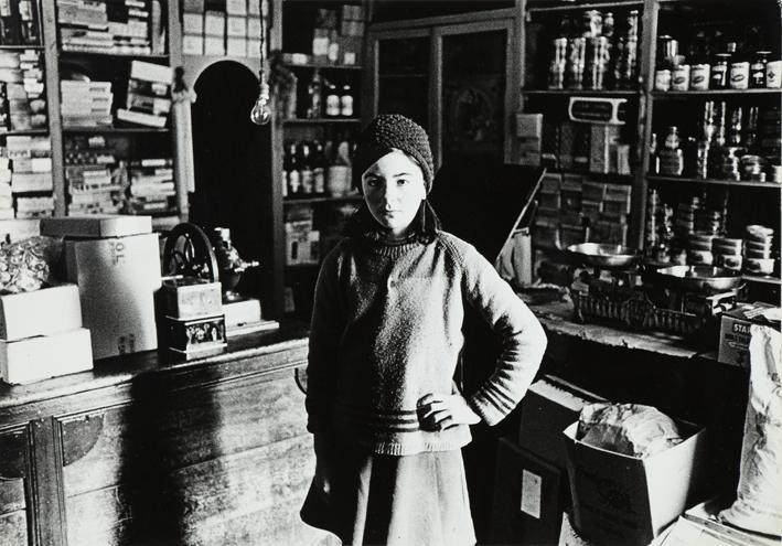 Niña junto al mostrador de una tienda