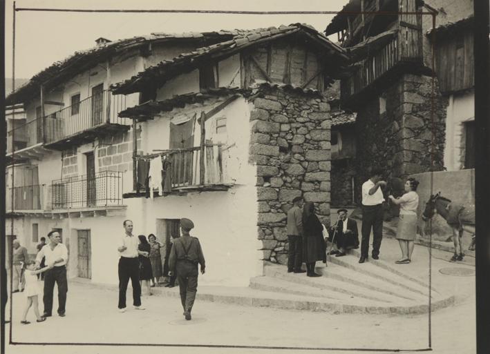 Gente en la calle de un pueblo