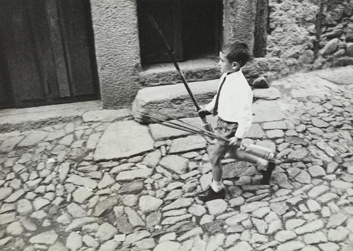 Niño con cohetes en las manos