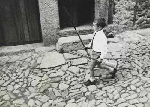 Niño con cohetes en las manos