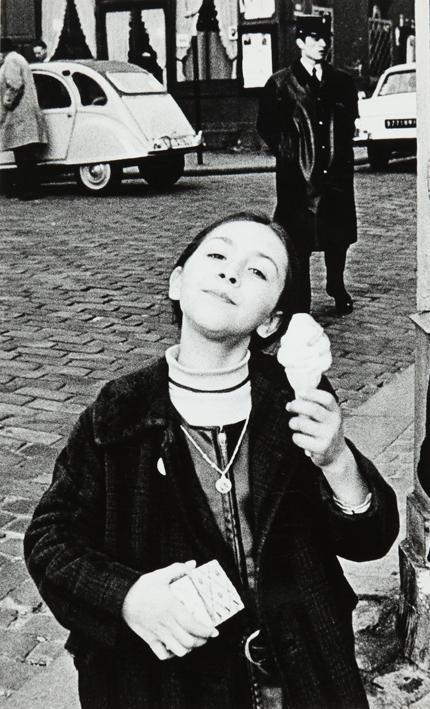 Niña con helado. Paris