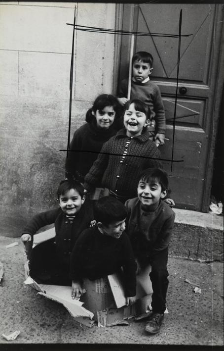 Niños jugando con una caja