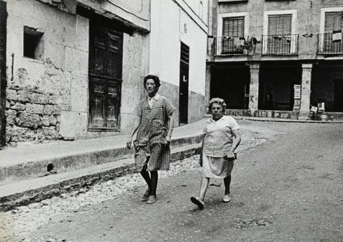 Dos mujeres caminan por la calle