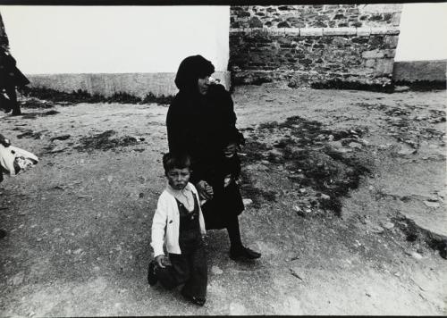 Mujer y niño cogidos de la mano