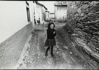 Niña en la calle de un pueblo