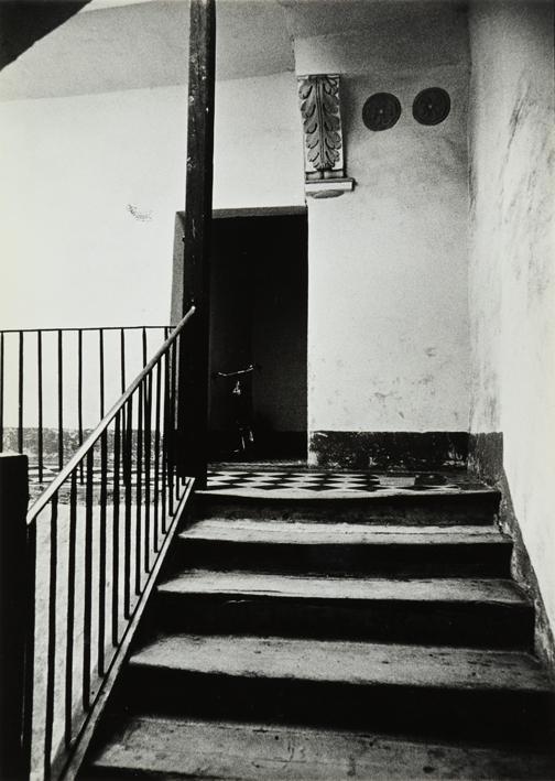 Interior. Escaleras y puerta