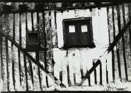 Ventanas en un muro de piedra y madera