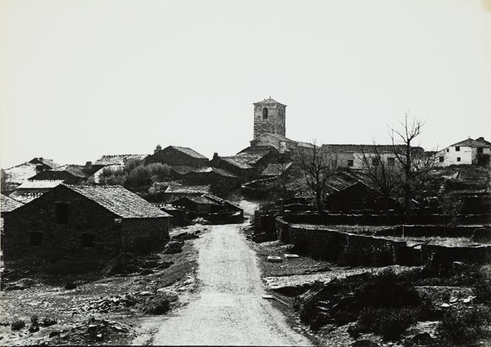 Pueblo y camino