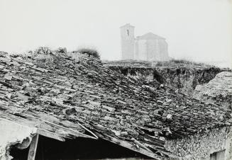 Tejado e iglesia al fondo