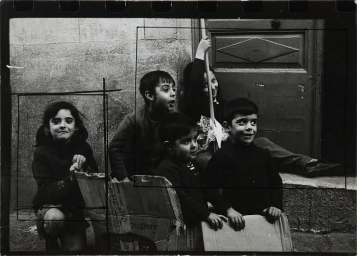 Niños jugando en el portal de una casa