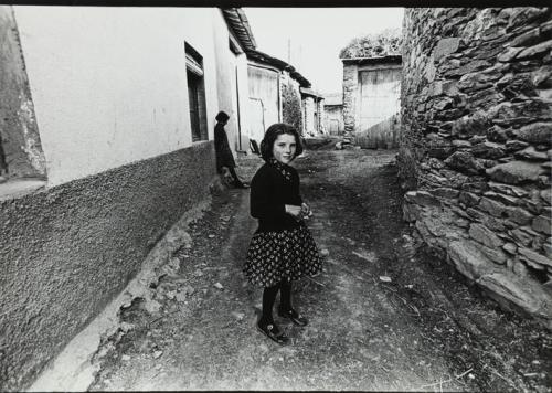 Retrato de niña un calle de pueblo