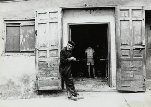 Hombre en la entrada de una tienda