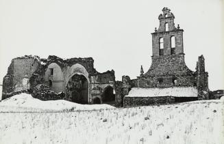 Iglesia y ruinas en campo nevado