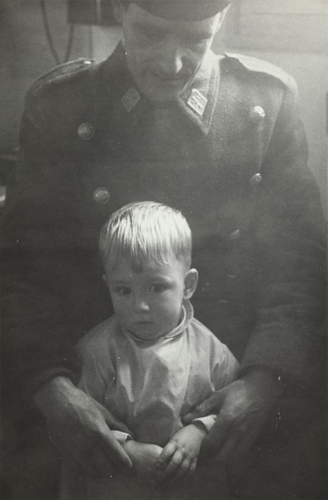 Retrato de militar con niño