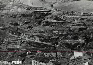 Pueblo rural en paisaje montañoso