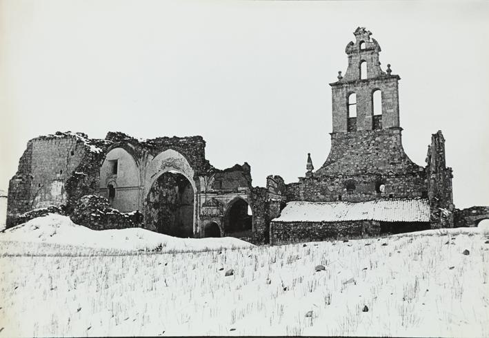 Ruinas en campo nevado