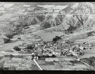 Vista general de pueblo y campos de cultivo