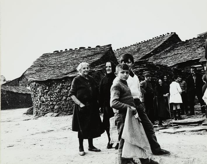 Habitantes de pueblo rural en la calle