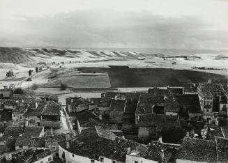 Vista de pueblo rural y campos de cultivo