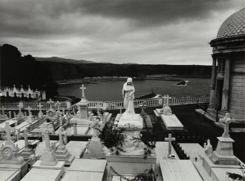 Cementerio con vista al mar