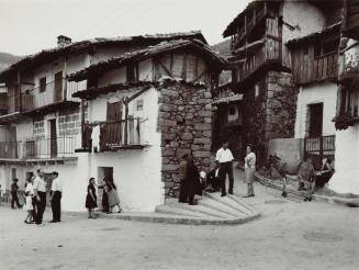 Gente en la calle de un pueblo