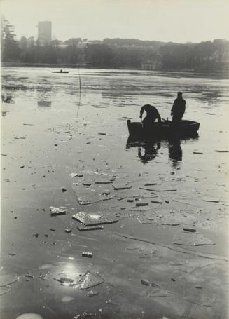 Dos hombres navegando un río en una barca