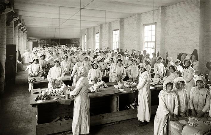 Mujeres trabajando en una fábrica