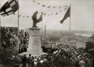 Acto de inauguración del monumento al aviador Juan Manuel Durán en Montjúic