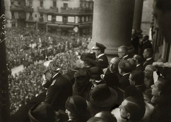 Los reyes de España en el balcón del Ayuntamiento de Barcelona