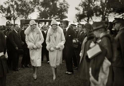 Las infantas Beatriz y María Cristina de Borbón a su llegada al hipódromo de Can Tunis