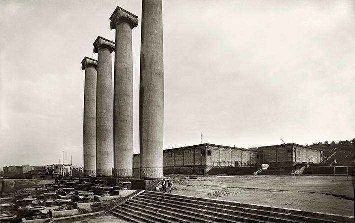 Columnas, símbolo de las cuatro barras catalanas, en el recinto de la Exposición Internacional de Barcelona