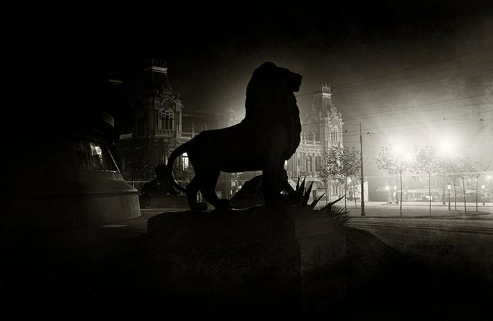 Uno de los leones de la base del monumento a Cristóbal Colón en la plaza del Portal de la Paz