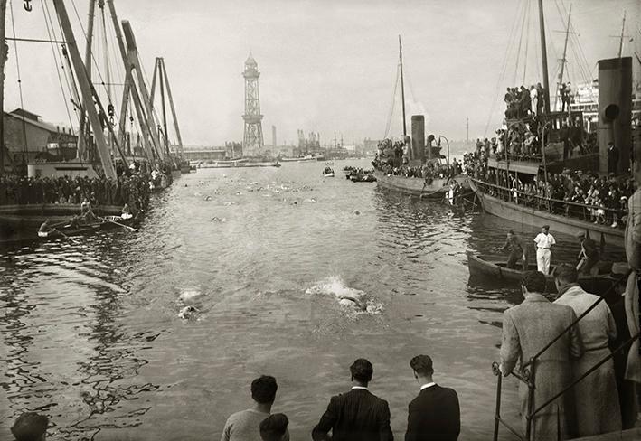 Tradicional carrera de natación Copa de Navidad. Puerto de Barcelona