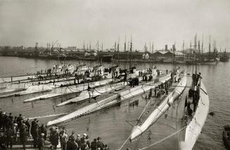 Submarinos de la Armada Española de las series B y C provedentes de las maniobras navales en Mallorca. Puerto de Barcelona