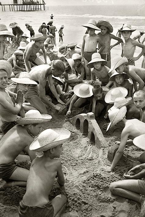 Niños de las Escuelas Municipales de Barcelona. Playa de Castelldefels