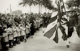 Desfile de los marinos japoneses llegados a la ciudad a bordo de los buques de guerra Asama y Wate