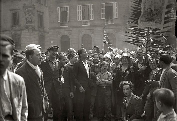 Ciudadanos congregados en la plaza de Sant Jaume al proclamarse la II República