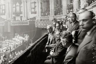 Francesc Macià, presidente de la Generalitat de Catalunya, asiste al Festival de los Pequeños Mutualistas en el Palacio Nacional