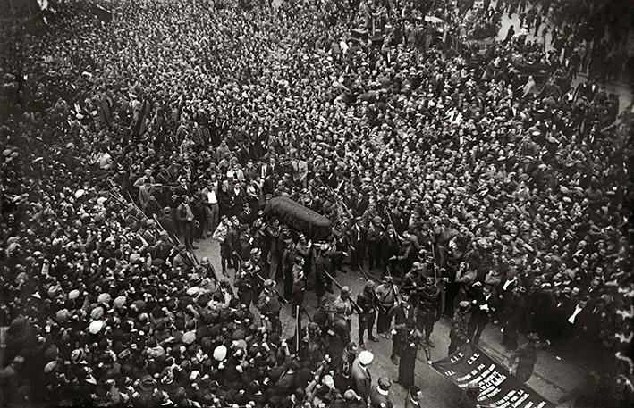 Cortejo fúnebre en el entierro del dirigente anarquista Buenaventura Durruti