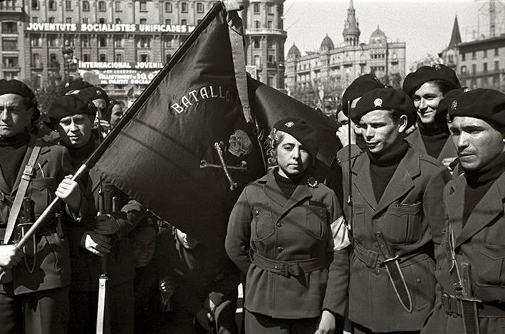 Fuerzas de la columna italiana anarquista Batallón de la Muerte en la inauguración del monumento al Héroe del Ejército popular. Plaza de Catalunya