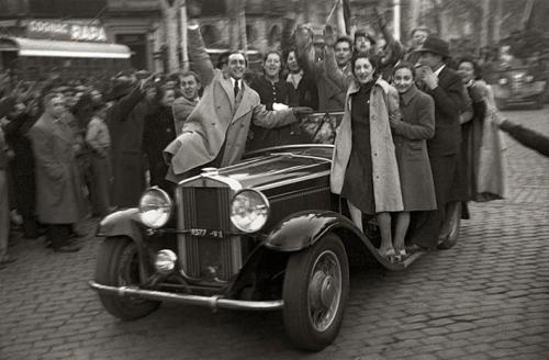 Celebración de la toma de Madrid y del final de la guerra en el paseo de Gracia