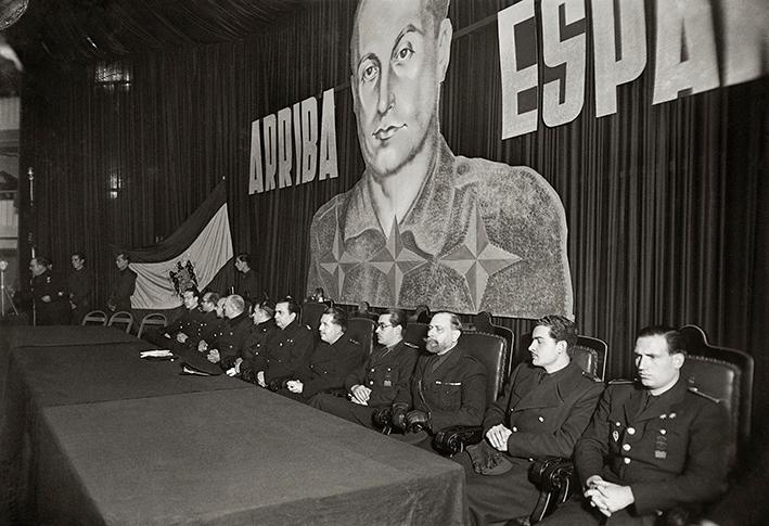 Antonio F. Correa Véglison, gobernador civil de Barcelona y jefe provincial del Movimiento, preside el acto de clausura del I Consejo Sindical Provincial en el teatro Gran Price